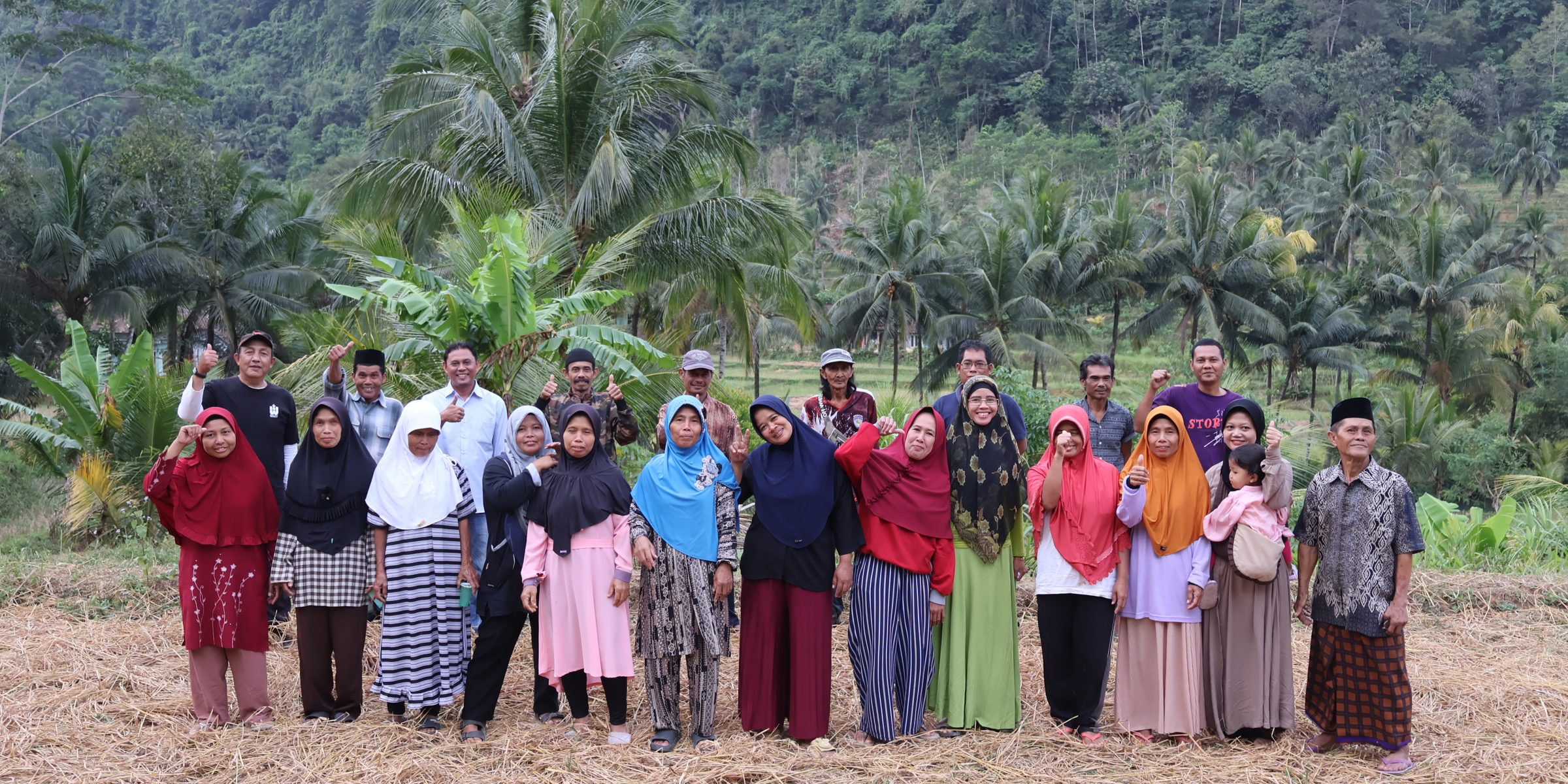 Para petani kelapa genjah di Sukabumi bersama dengan tim WEI