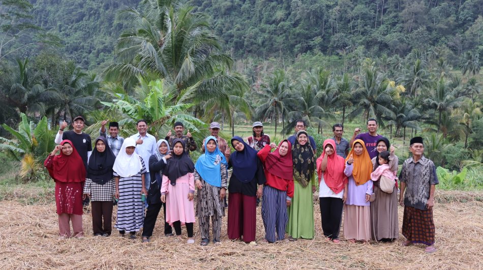 Para petani kelapa genjah di Sukabumi bersama dengan tim WEI