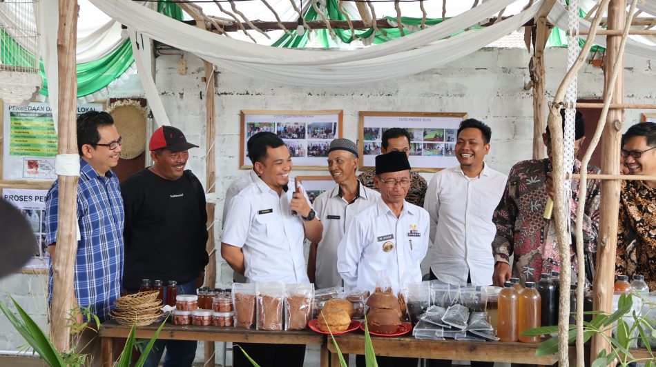Tamu Undangan Berkeliling di Stand Produk Hasil Olahan Petani