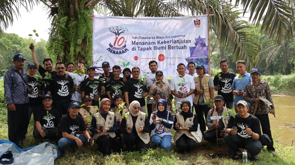 Foto Bersama Penanaman 100 Pohon Meranti di Area Riparian Sungai