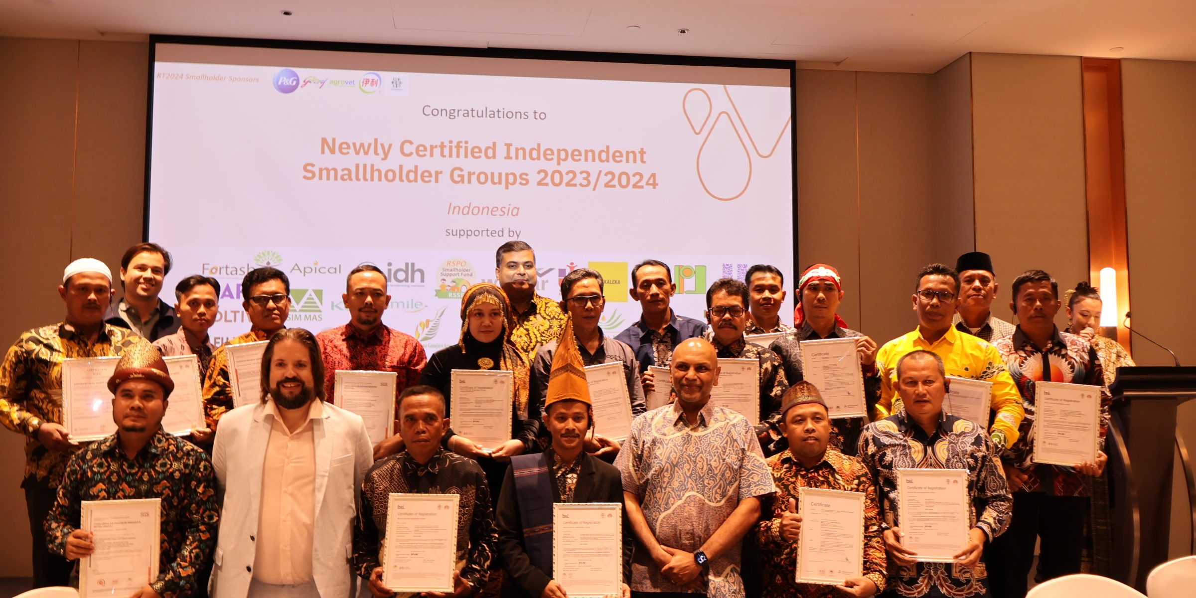 Foto Bersama Perkumpulan Petani Kelapa Sawit di acara RT2024 RSPO