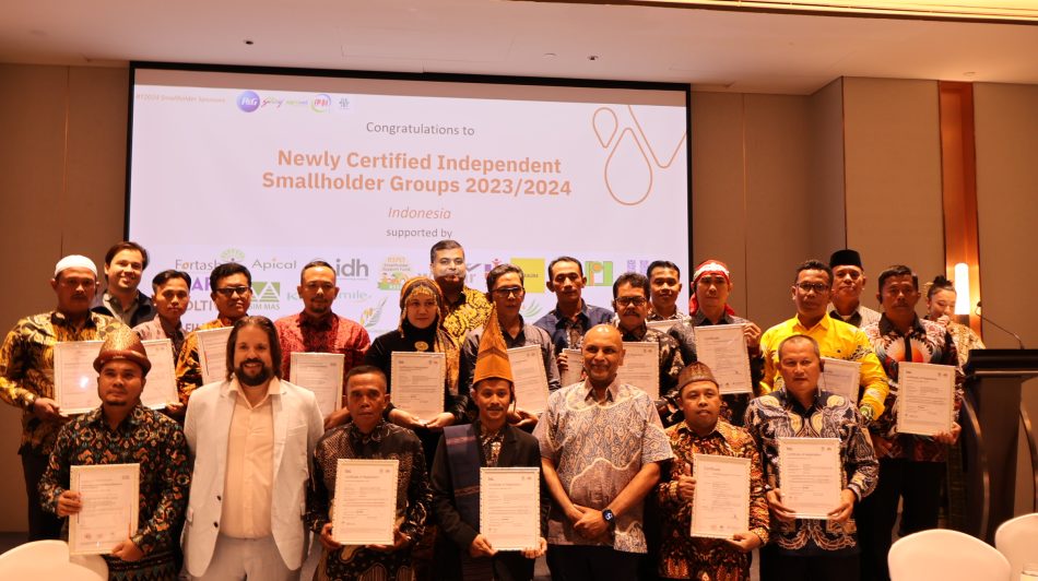 Foto Bersama Perkumpulan Petani Kelapa Sawit di acara RT2024 RSPO